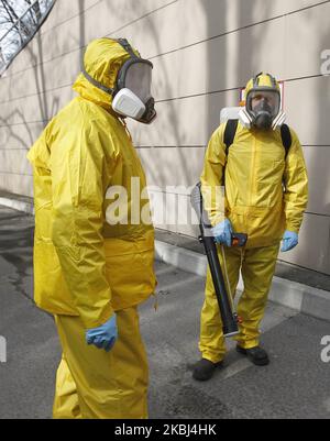 Medici ucraini che indossano costumi protettivi frequentano l'esercizio medico di risposta al coronavirus COVID-19, presso un ospedale nel centro di Kyiv, in Ucraina, il 28 febbraio 2020. In Ucraina non sono stati confermati casi di coronavirus Covid-19 , secondo il sito del Ministero della Salute dell'Ucraina, dal 28 febbraio 2020. (Foto di Str/NurPhoto) Foto Stock