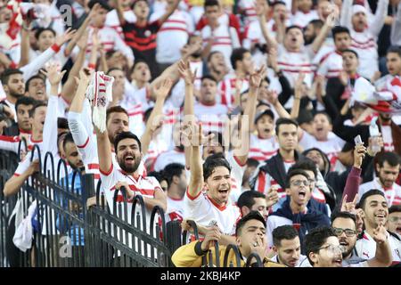 I fan di Zamalek durante la prima tappa della partita di calcio del quarto trimestre della CAF Champions League tra Zamalek egiziano e Esperance tunisina allo stadio al-Ailly del Cairo Egitto il 28 febbraio 2020. (Foto di Islam Safwat/NurPhoto) Foto Stock