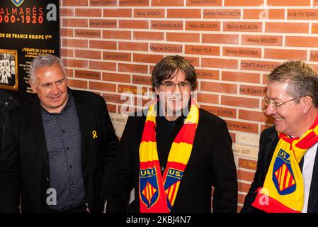 Membro del Parlamento europeo e ex presidente catalano Carles Puigdemert (C) sorride con il presidente del club di rugby USA Perpignan Francois Riviere (R), Durante la presentazione del suo nome su un muro di mattoni come assistere alla partita di rugby Pro D2 francese tra Perpignan e Rouen allo stadio Aime-Giral di Perpignan il 28 febbraio 2020. Puigdemont terrà un incontro politico a Perpignan il 29 febbraio 2020. (Foto di Adrià salido Zarco/NurPhoto) Foto Stock