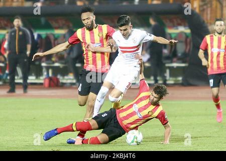 Il giocatore di Zamalek Ashraf ben Sharki in azione con i giocatori di Esperance durante la prima tappa della partita di calcio della CAF Champions League Quarter-final tra Zamalek egiziana e Esperance tunisina allo stadio al-Ahly, nella capitale del Cairo, il 28 febbraio 2020. (Foto di Islam Safwat/NurPhoto) Foto Stock