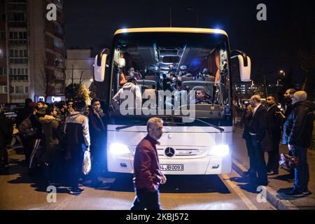 I migranti irregolari che si riuniscono in Vatan Street tentano di salire in autobus per spostarsi verso il confine della Turchia con la Grecia, a Istanbul, in Turchia il 28 febbraio 2020. I funzionari turchi hanno affermato venerdì scorso che non avrebbero più cercato di impedire ai migranti irregolari di raggiungere l'Europa, poiché gli incessanti bombardamenti del regime siriano e dei suoi alleati nella zona di escalation dell'Idlib hanno portato a una nuova ondata di migranti che si spostano verso i confini della Turchia. (Foto di Onur Dogman/NurPhoto) Foto Stock