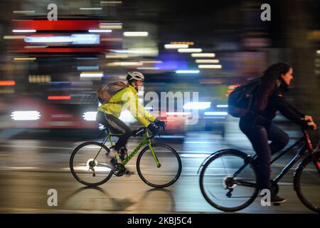 Ciclisti visti a Londra durante un traffico intenso. Sabato, 25 gennaio 2020, a Londra, Regno Unito. (Foto di Artur Widak/NurPhoto) Foto Stock