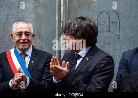 Il sindaco di Perpignan Jean-Marc Pujol e il deputato europeo e l'ex presidente catalano Carles Puigdemont lasciano il municipio di Perpignan il 29 febbraio 2020. (Foto di Adria salido Zarco/NurPhoto) Foto Stock