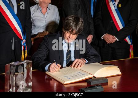 Il deputato europeo e l'ex presidente catalano Carles Puigdememont firmi un libro nel municipio di Perpignan il 29 febbraio 2020. (Foto di Adria salido Zarco/NurPhoto) Foto Stock