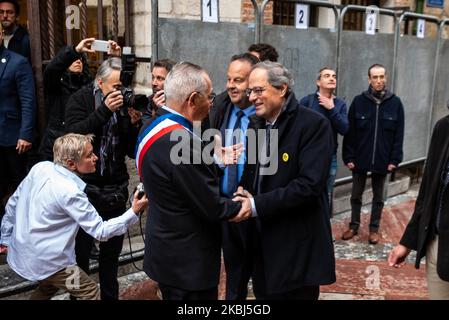 Il sindaco di Perpignan Jean-Marc Pujol stringe la mano al presidente regionale della Catalogna Quim Torra il 29 febbraio 2020. (Foto di Adria salido Zarco/NurPhoto) Foto Stock