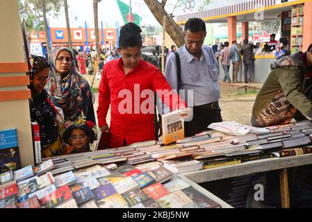 I visitatori controllano i libri in una bancarella durante la fiera del libro 'Ekushey Boi Mela' a Dhaka il 29 febbraio 2020. È organizzato ogni anno dall'Accademia di Bangla e si svolge per tutto il mese di febbraio a Dhaka. Questo evento è dedicato ai martiri che sono morti il 21 febbraio 1952 in una manifestazione che chiede l'istituzione del Bengalese come una delle lingue statali dell'ex Pakistan orientale. La Fiera del Libro si è trasformata in un festival culturale nazionale che riflette lo spirito culturale della moderna nazione bengalese. (Foto di Mamunur Rashid/NurPhoto) Foto Stock