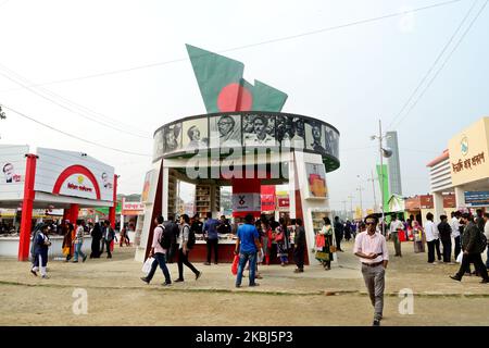 I visitatori controllano i libri in una bancarella durante la fiera del libro 'Ekushey Boi Mela' a Dhaka il 29 febbraio 2020. È organizzato ogni anno dall'Accademia di Bangla e si svolge per tutto il mese di febbraio a Dhaka. Questo evento è dedicato ai martiri che sono morti il 21 febbraio 1952 in una manifestazione che chiede l'istituzione del Bengalese come una delle lingue statali dell'ex Pakistan orientale. La Fiera del Libro si è trasformata in un festival culturale nazionale che riflette lo spirito culturale della moderna nazione bengalese. (Foto di Mamunur Rashid/NurPhoto) Foto Stock