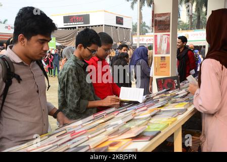 I visitatori controllano i libri in una bancarella durante la fiera del libro 'Ekushey Boi Mela' a Dhaka il 29 febbraio 2020. È organizzato ogni anno dall'Accademia di Bangla e si svolge per tutto il mese di febbraio a Dhaka. Questo evento è dedicato ai martiri che sono morti il 21 febbraio 1952 in una manifestazione che chiede l'istituzione del Bengalese come una delle lingue statali dell'ex Pakistan orientale. La Fiera del Libro si è trasformata in un festival culturale nazionale che riflette lo spirito culturale della moderna nazione bengalese. (Foto di Mamunur Rashid/NurPhoto) Foto Stock