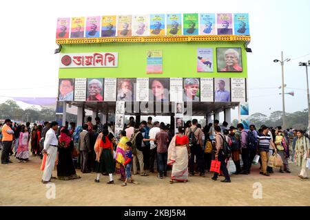 I visitatori controllano i libri in una bancarella durante la fiera del libro 'Ekushey Boi Mela' a Dhaka il 29 febbraio 2020. È organizzato ogni anno dall'Accademia di Bangla e si svolge per tutto il mese di febbraio a Dhaka. Questo evento è dedicato ai martiri che sono morti il 21 febbraio 1952 in una manifestazione che chiede l'istituzione del Bengalese come una delle lingue statali dell'ex Pakistan orientale. La Fiera del Libro si è trasformata in un festival culturale nazionale che riflette lo spirito culturale della moderna nazione bengalese. (Foto di Mamunur Rashid/NurPhoto) Foto Stock