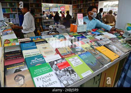 I visitatori controllano i libri in una bancarella durante la fiera del libro 'Ekushey Boi Mela' a Dhaka il 29 febbraio 2020. È organizzato ogni anno dall'Accademia di Bangla e si svolge per tutto il mese di febbraio a Dhaka. Questo evento è dedicato ai martiri che sono morti il 21 febbraio 1952 in una manifestazione che chiede l'istituzione del Bengalese come una delle lingue statali dell'ex Pakistan orientale. La Fiera del Libro si è trasformata in un festival culturale nazionale che riflette lo spirito culturale della moderna nazione bengalese. (Foto di Mamunur Rashid/NurPhoto) Foto Stock