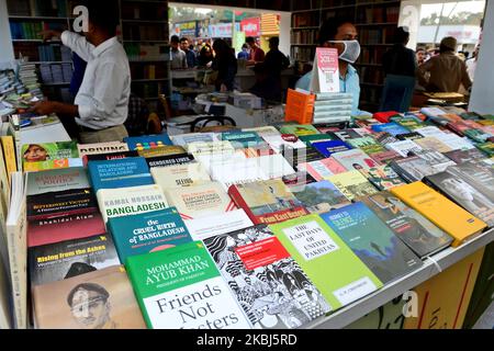 I visitatori controllano i libri in una bancarella durante la fiera del libro 'Ekushey Boi Mela' a Dhaka il 29 febbraio 2020. È organizzato ogni anno dall'Accademia di Bangla e si svolge per tutto il mese di febbraio a Dhaka. Questo evento è dedicato ai martiri che sono morti il 21 febbraio 1952 in una manifestazione che chiede l'istituzione del Bengalese come una delle lingue statali dell'ex Pakistan orientale. La Fiera del Libro si è trasformata in un festival culturale nazionale che riflette lo spirito culturale della moderna nazione bengalese. (Foto di Mamunur Rashid/NurPhoto) Foto Stock