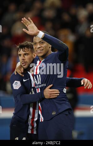Il 29 febbraio 2020, presso lo stadio Parc des Princes di Parigi, i calciatori Kylian Mbappe e Juan Bernat di Parigi partecipano alla partita di calcio francese del L1 tra Paris Saint-Germain (PSG) e Dijon. (Foto di Mehdi Taamallah/NurPhoto) Foto Stock