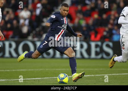 Il francese Kylian Mbappe di Parigi Saint-Germain durante la partita di calcio francese del L1 tra Parigi Saint-Germain (PSG) e Digione, il 29 febbraio 2020 allo stadio Parc des Princes di Parigi. (Foto di Mehdi Taamallah/NurPhoto) Foto Stock
