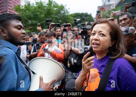 Marina Mahathir, figlia dell'ex primo ministro malese Mahathir Mohamad, parla nel corso di una protesta contro la recente giurata malese nel primo ministro, Muhyiddin Yassin(72) a Kuala Lumpur, Malesia, il 1 marzo 2020. Mahathir Mohamad ha chiesto domenica una seduta urgente del Parlamento malese per contestare la nomina di un ex alleato come primo ministro sotto una coalizione di maggioranza malese che potrebbe ulteriormente dividere la nazione in seguito al crollo dell'alleanza riformista multirazziale di Mahathir. (Foto di Chris Jung/NurPhoto) Foto Stock