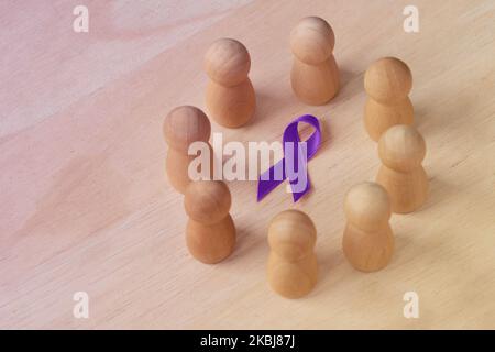 Pedina di legno in un cerchio intorno al nastro viola - concetto di consapevolezza domestica della violenza; morbo di Alzheimer, cancro pancreatico, consapevolezza di epilessia e. Foto Stock