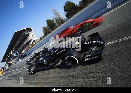 Daniel Ricciardo di Australia alla guida della (3) Renault F1 Team e Sebastian Vettel di Germania alla guida della (5) Scuderia Ferrari Mission Winnow durante la terza giornata di Formula 1 Winter Testing sul circuito di Barcellona-Catalunya il 21 febbraio 2020 a Barcellona, Spagna. (Foto di Jose Breton/Pics Action/NurPhoto) Foto Stock