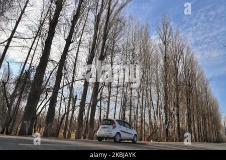 Maruti Suzuki Ritz è visto sulla Srinagar-Baramulla autostrada vicino Narbal in Jammu e Kashmir (J&K) il 26 febbraio 2020 (Foto di Nasir Kachroo/NurPhoto) Foto Stock