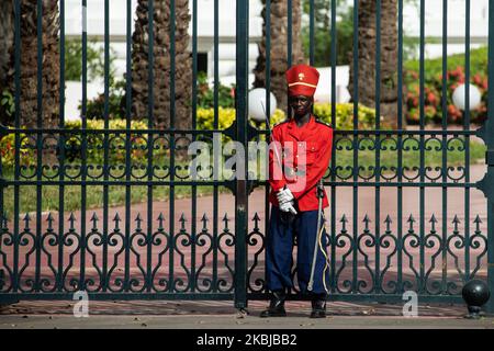 Guardia rossa del palazzo presidenziale del Senegal a Dakar, Senegal, il 3 marzo 2020. Una persona francese proveniente da un aereo con Air Senegal è arrivata sabato 29 febbraio a Dakar, in Senegal, e sospettato di essere infettato ha appena testato positivo del coronavirus, ( COVID-19 ) da Pasteur Institute di Dakar il 3rd marzo 2020. E' il primo caso di coronavirus in Senegal. (Foto di Jerome Gilles/NurPhoto) Foto Stock