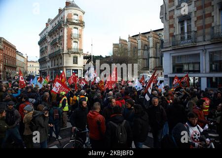 Migliaia di manifestanti hanno manifestato a Tolosa per una manifestazione indetta da CGT, FO, SUD sindacati hanno protestato contro l'uso dell'articolo 49,3 della Costituzione francese da PM Edouard Philippe. Questo articolo bypassa l'Assemblea Nazionale e la legge è considerata come adottata. PM Philippe lo usa per la riforma pensionistica di Macron. La dimostrazione è terminata con l'uso di gas lacrimogeni da parte della polizia antisommossa per disperdere la folla. Tolosa. Francia. Marzo 2nd 2020. (Foto di Alain Pitton/NurPhoto) Foto Stock