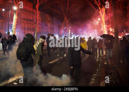 Manifestanti tra nubi di gas lacrimogeno. Migliaia di manifestanti hanno manifestato a Tolosa per una manifestazione chiamata da CGT, FO, SUD sindacati protestato contro l'uso dell'articolo 49,3 della Costituzione francese da PM Edouard Philippe. Questo articolo bypassa l'Assemblea Nazionale e la legge è considerata come adottata. PM Philippe lo usa per la riforma pensionistica di Macron. La dimostrazione è terminata con l'uso di gas lacrimogeni da parte della polizia antisommossa per disperdere la folla. Tolosa. Francia. Marzo 2nd 2020. (Foto di Alain Pitton/NurPhoto) Foto Stock