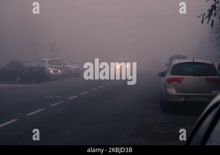 auto su strada in condizioni di nebbia Foto Stock