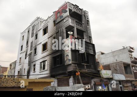 Scena di un edificio dopo che è stato messo in fuoco da una folla durante i disordini nella zona di Mustafabad di Nuova Delhi, India il 04 marzo 2020. Più di 47 persone sono state uccise e 100 feriti in rivolte scoppiate il 24th febbraio a seguito del controverso atto di cittadinanza nella parte nord-orientale di Delhi. (Foto di Muzamil Mattoo/NurPhoto) Foto Stock