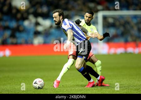 Manchester City's Riyad Mahrez battles with Steven Fletcher of Sheffield Wednesday during the FA Cup Fifth Road match between Sheffield Wednesday and Manchester City at Hillsborough, Sheffield on Wednesday 4th March 2020. (Photo by MI News/NurPhoto) Foto Stock