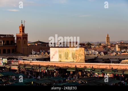 Marrakech, Francia, 19 ottobre 2019. L'atmosfera al tramonto in piazza Jemaa el-Fna, dalla caffetteria Glacier terasse. (Foto di Emeric Fohlen/NurPhoto) Foto Stock