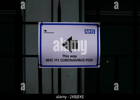 Un segno guida i pazienti verso un NHS 111 Coronavirus (COVID-19) Pod, dove le persone che credono di essere affetti dal virus possono frequentare e parlare con i medici, al London University Hospital di Londra il 5 marzo 2020. (Foto di Alberto Pezzali/NurPhoto) Foto Stock