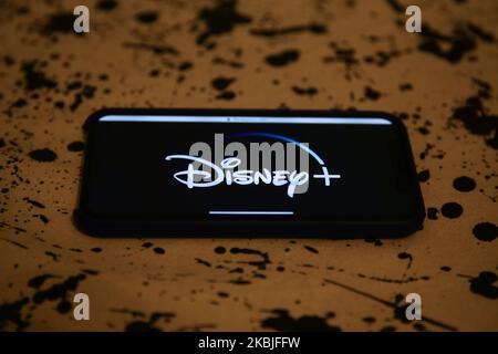 Il logo Disney Plus viene visualizzato sullo schermo dello smartphone in questa foto scattata a Cracovia il 24 febbraio 2020. (Foto di Jakub Porzycki/NurPhoto) Foto Stock