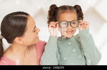 Optometria, visione e madre con bambino con occhiali dopo esame, test e diagnosi per la vista. Famiglia, assistenza sanitaria e ragazza felice con nuovo Foto Stock