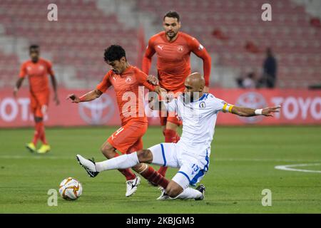 Nayef Mubarak di al Khor affronta Hilal Mohammed Ibrahim di al Arabi durante la partita della QNB Stars League allo stadio Grand Hamad il 6 2020 marzo a Doha, Qatar. (Foto di Simon Holmes/NurPhoto) Foto Stock