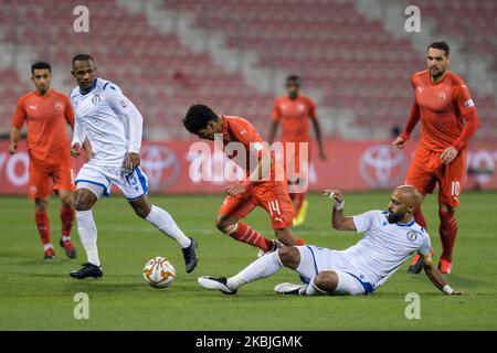 Nayef Mubarak di al Khor affronta Hilal Mohammed Ibrahim di al Arabi durante la partita della QNB Stars League allo stadio Grand Hamad il 6 2020 marzo a Doha, Qatar. (Foto di Simon Holmes/NurPhoto) Foto Stock