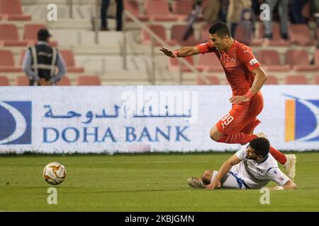 Hamdi Harbaoui di al Arabi viene affrontato in gol durante la partita della QNB Stars League contro al Khor allo stadio Grand Hamad il 6 2020 marzo a Doha, Qatar. (Foto di Simon Holmes/NurPhoto) Foto Stock