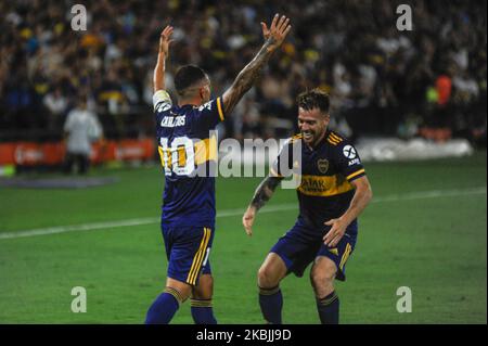 Carlos Tevez (L) di Boca Juniors e compagni di squadra festeggiano la vittoria del campionato dopo una partita tra Boca Juniors e Gimnasia y Esgrima la Plata come parte della Superliga 2019/20 allo stadio Alberto J. Armando il 7 marzo 2020 a Buenos Aires, Argentina. (Foto di Gabriel Sotelo/NurPhoto) Foto Stock