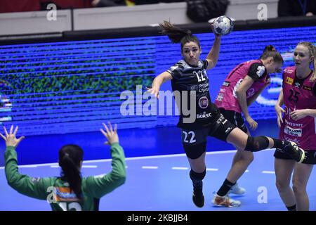 Carmen Martin di CSM Bucarest in azione contro Henny Ella Reistad di Vipers Kristiansand durante la partita della EHF Champions League tra CSM Bucarest e Vipers Kristiansand il 7 marzo 2020 a Bucarest, Romania. (Foto di Alex Nicodim/NurPhoto) Foto Stock