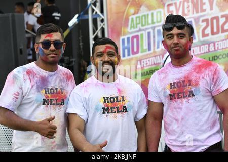 Le persone giocano con i colori e l'acqua mentre celebrano il festival Holi organizzato dalla comunità nepalese il 8 marzo 2020 a Sydney, Australia. Holi è una festa indù dei colori che celebra il trionfo del bene sul male e l'arrivo della primavera. (Foto di Izhar Khan/NurPhoto) Foto Stock