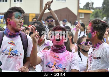 Le persone giocano con i colori e l'acqua mentre celebrano il festival Holi organizzato dalla comunità nepalese il 8 marzo 2020 a Sydney, Australia. Holi è una festa indù dei colori che celebra il trionfo del bene sul male e l'arrivo della primavera. (Foto di Izhar Khan/NurPhoto) Foto Stock