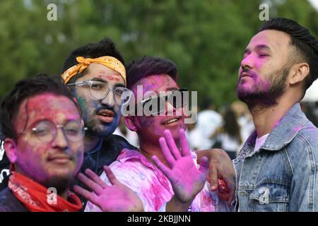 Le persone giocano con i colori e l'acqua mentre celebrano il festival Holi organizzato dalla comunità nepalese il 8 marzo 2020 a Sydney, Australia. Holi è una festa indù dei colori che celebra il trionfo del bene sul male e l'arrivo della primavera. (Foto di Izhar Khan/NurPhoto) Foto Stock