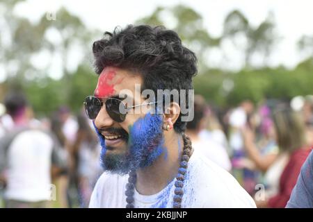 Le persone giocano con i colori e l'acqua mentre celebrano il festival Holi organizzato dalla comunità nepalese il 8 marzo 2020 a Sydney, Australia. Holi è una festa indù dei colori che celebra il trionfo del bene sul male e l'arrivo della primavera. (Foto di Izhar Khan/NurPhoto) Foto Stock