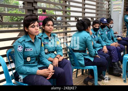 La polizia delle donne del Bangladesh è in guardia di fronte al National Press Club durante un raduno per celebrare la Giornata internazionale della donna a Dhaka, in Bangladesh, il 8 marzo 2020. La Giornata internazionale della donna si celebra il 8 marzo di ogni anno, celebrando i successi delle donne in tutto il mondo. (Foto di Mamunur Rashid/NurPhoto) Foto Stock