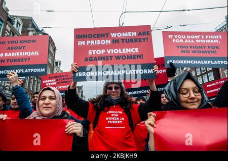 Si vedono persone con cartelli a favore delle donne in Turchia, durante la marcia della donna che si è tenuta ad Amsterdam il 8th marzo 2020. (Foto di Romy Arroyo Fernandez/NurPhoto) Foto Stock
