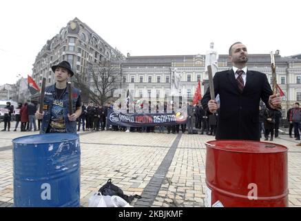 Gli attivisti di estrema destra ucraini assistono alla loro marcia contro l'aborto, mentre si oppongono alla marcia femminista nella Giornata internazionale della donna nel centro di Kyiv, Ucraina, il 8 marzo 2020. Femministe, rappresentanti LGBT e attivisti per i diritti umani, hanno marciato nel centro di Kyiv in occasione della Giornata internazionale della donna protestando contro il sessismo e la violenza contro le donne, e con la richiesta alle autorità ucraine di ratificare la Convenzione di Istanbul. (Foto di Str/NurPhoto) Foto Stock