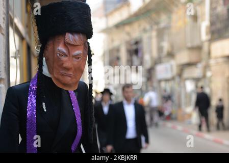 Una maschera con un volto del presidente degli Stati Uniti Donald Trump visto per la vendita in via Mea Shearim durante la vacanza ebraica di Purim che commemora il salvataggio del popolo ebraico da Haman, un genocidio pianificato nell'antica Persia, come raccontato nel Libro di Esther. Domenica 8 marzo 2020 a Gerusalemme, Israele. (Foto di Artur Widak/NurPhoto) Foto Stock