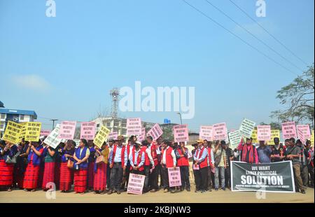 I cartelloni tribali di Naga peopleâ partecipano ad un Rally di pace per una prima soluzione politica di Indo-Naga a Dimapur, India, stato nord-orientale del Nagaland, lunedì 09 marzo 2020. I gruppi ribelli indiani e di Naga hanno firmato un accordo di pace per una soluzione onorata e accettabile per risolvere uno dei problemi di insurrezioni più lunghi del sud-est asiatico. (Foto di Caisii Mao/NurPhoto) Foto Stock