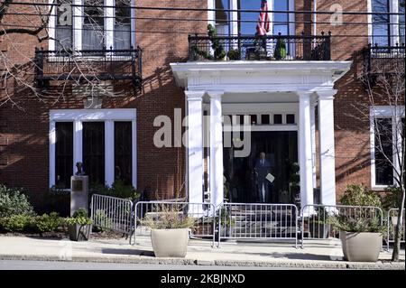 Un taglio di speranza democratica e l'ex Vice Presidente Joe Biden si trova dietro una porta, mentre le barriere assicurano un'area del centro vicino alla sede davanti a un municipio televisivo con il Presidente Donald Trump, a Scranton, PA, il 5 marzo 2020. (Foto di Bastiaan Slabbers/NurPhoto) Foto Stock