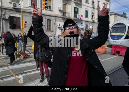 Protesta contro il Covid-19 fuori dal carcere di Poggioreale a Napoli, Italia 09 marzo (Foto di Paolo Manzo/NurPhoto) Foto Stock