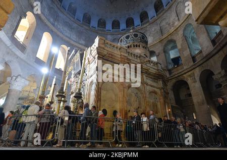 Pellegrini e visitatori visti all'interno della Chiesa del Santo Sepolcro nella Città Vecchia di Gerusalemme. Con un totale di 42 israeliani testati positivi per il coronavirus, Israele ha ora ampliato la sua politica di quarantena di 14 giorni per includere tutti gli arrivi da tutti i paesi, per fermare la diffusione del coronavirus. Lunedì 9 marzo 2020 a Gerusalemme, Israele. (Foto di Artur Widak/NurPhoto) Foto Stock