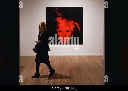 Un assistente della galleria passa davanti a un'opera d'arte intitolata Self Portrait 1986, dell'artista statunitense Andy Warhol durante un'anteprima stampa per la prossima mostra Andy Warhol al Tate Modern di Londra il 10 marzo 2020. - La mostra si terrà dal 12 marzo al 6 settembre. (LIMITATO ALL'USO EDITORIALE - MENZIONE OBBLIGATORIA DELL'ARTISTA AL MOMENTO DELLA PUBBLICAZIONE - PER ILLUSTRARE L'EVENTO COME SPECIFICATO NELLA DIDASCALIA) (FOTO DI ALBERTO PEZZALI/NURPHOTO) Foto Stock