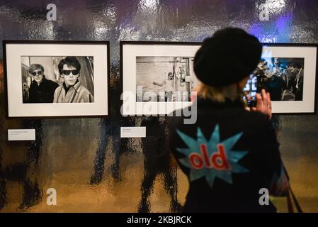 Un visitatore scatta foto dell'artista statunitense Andy Warhol con Lou Reed durante un'anteprima stampa per la prossima mostra Andy Warhol al Tate Modern di Londra il 10 marzo 2020. - La mostra si terrà dal 12 marzo al 6 settembre. LIMITATO ALL'USO EDITORIALE - MENZIONE OBBLIGATORIA DELL'ARTISTA AL MOMENTO DELLA PUBBLICAZIONE - PER ILLUSTRARE L'EVENTO COME SPECIFICATO NELLA DIDASCALIA (FOTO DI ALBERTO PEZZALI/NURPHOTO) Foto Stock